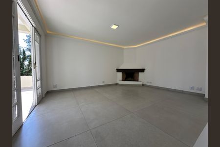 Casa de condomínio à venda com 322m², 5 quartos e 4 vagasSala