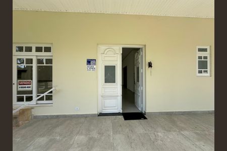 Casa de condomínio à venda com 322m², 5 quartos e 4 vagasFachada