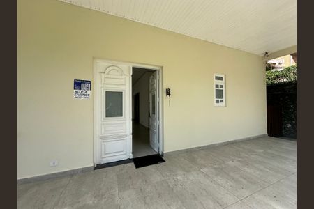 Casa de condomínio à venda com 322m², 5 quartos e 4 vagasFachada