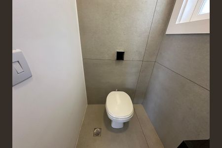 Casa de condomínio à venda com 322m², 5 quartos e 4 vagasLavabo