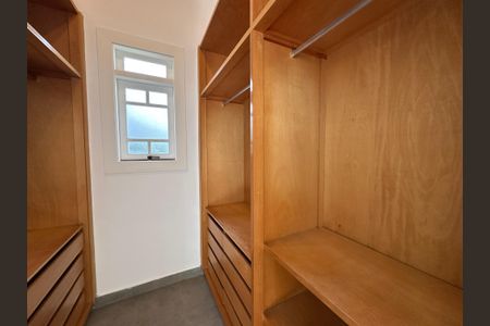 Casa de condomínio à venda com 322m², 5 quartos e 4 vagasCloset da suíte 2