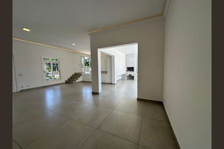 Sala de casa de condomínio para alugar com 5 quartos, 322m² em Morada dos Pássaros, Barueri