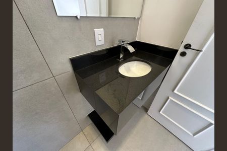 Casa de condomínio à venda com 322m², 5 quartos e 4 vagasLavabo