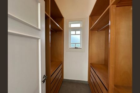 Casa de condomínio à venda com 322m², 5 quartos e 4 vagasCloset da suíte 2