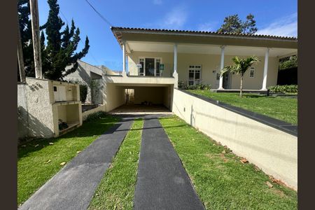 Casa de condomínio à venda com 322m², 5 quartos e 4 vagasFachada