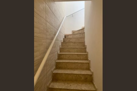 Casa de condomínio à venda com 123m², 2 quartos e 2 vagasEscada