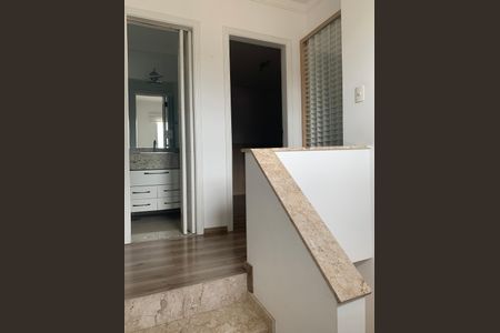 Casa de condomínio à venda com 123m², 2 quartos e 2 vagasEscada