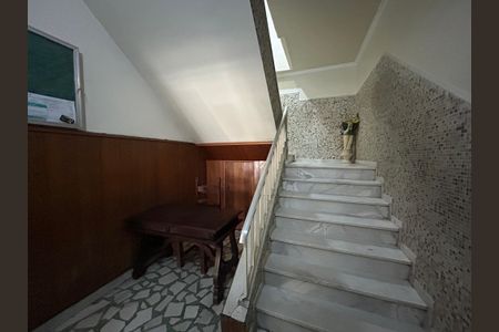 Apartamento para alugar com 89m², 2 quartos e 1 vagaEscada