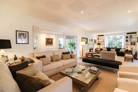 Casa à venda com 4 quartos, 600m² em Jardim Guedala, São Paulo