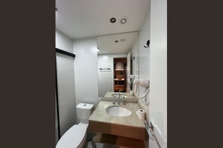 Banheiro de apartamento para alugar com 1 quarto, 27m² em Pinheiros, São Paulo