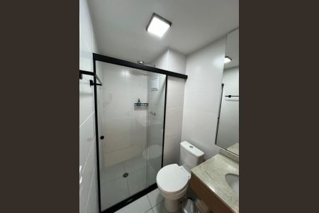 Banheiro de apartamento para alugar com 1 quarto, 27m² em Pinheiros, São Paulo
