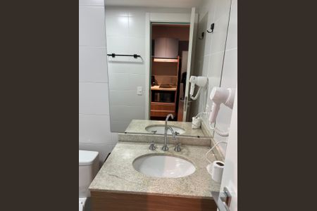 Banheiro de apartamento para alugar com 1 quarto, 27m² em Pinheiros, São Paulo