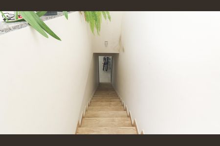 Casa para alugar com 400m², 4 quartos e 3 vagas Casa para alugar com 400m², 4 quartos e 3 vagasEscada