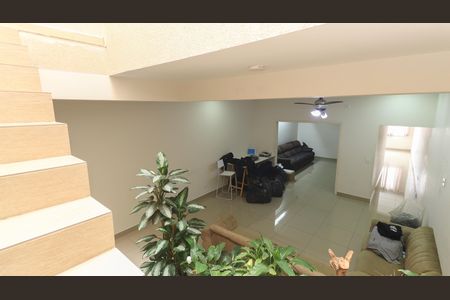 Casa para alugar com 400m², 4 quartos e 3 vagas Casa para alugar com 400m², 4 quartos e 3 vagasEscada