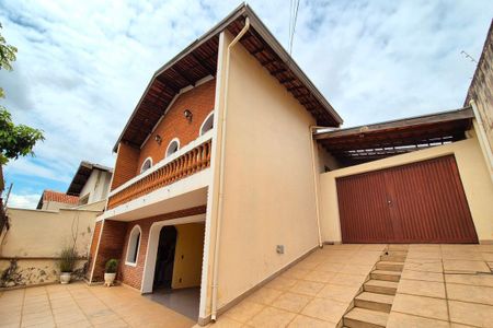 Casa à venda com 276m², 3 quartos e 6 vagas Casa à venda com 276m², 3 quartos e 6 vagasFachada do Prédio