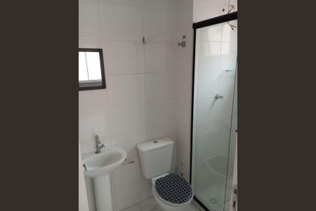 Banheiro de kitnet/studio para alugar com 1 quarto, 24m² em Cidade Satelite Santa Barbara, São Paulo