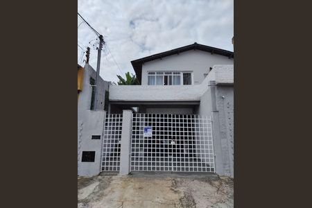 Casa à venda com 136m², 3 quartos e 4 vagas Casa à venda com 136m², 3 quartos e 4 vagasFachada