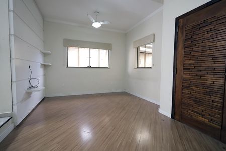 Casa à venda com 254m², 3 quartos e 6 vagas Casa à venda com 254m², 3 quartos e 6 vagasSala