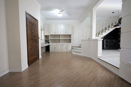 Casa à venda com 254m², 3 quartos e 6 vagas Casa à venda com 254m², 3 quartos e 6 vagasSala