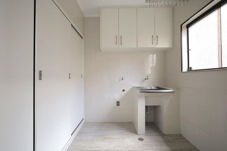 Casa à venda com 254m², 3 quartos e 6 vagas Casa à venda com 254m², 3 quartos e 6 vagasÁrea de Serviço