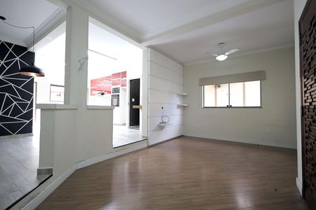 Casa à venda com 254m², 3 quartos e 6 vagas Casa à venda com 254m², 3 quartos e 6 vagasSala