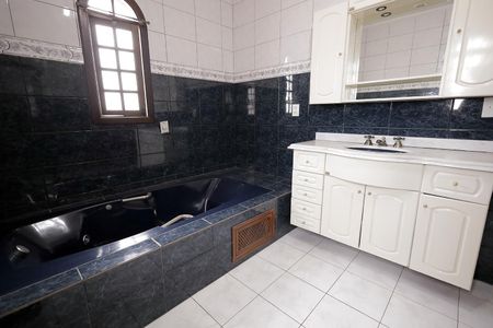 Casa à venda com 254m², 3 quartos e 6 vagas Casa à venda com 254m², 3 quartos e 6 vagasBanheiro Suíte