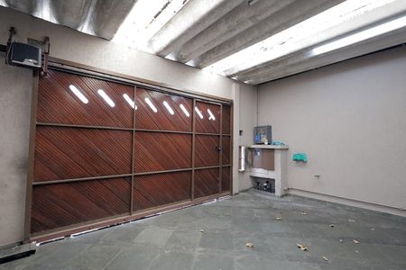 Casa à venda com 254m², 3 quartos e 6 vagas Casa à venda com 254m², 3 quartos e 6 vagasGaragem