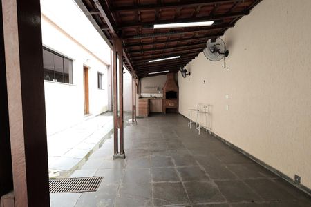 Casa à venda com 254m², 3 quartos e 6 vagas Casa à venda com 254m², 3 quartos e 6 vagasQuintal e Churrasqueira