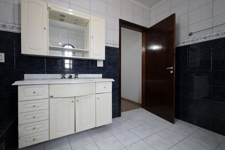 Casa à venda com 254m², 3 quartos e 6 vagas Casa à venda com 254m², 3 quartos e 6 vagasBanheiro Suíte
