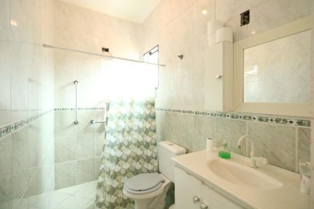 Casa à venda com 309m², 4 quartos e 3 vagas Casa à venda com 309m², 4 quartos e 3 vagasBanheiro da Suíte 2