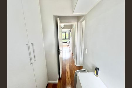 Apartamento à venda com 64m², 2 quartos e 1 vaga Apartamento à venda com 64m², 2 quartos e 1 vagaCloset Quarto 1