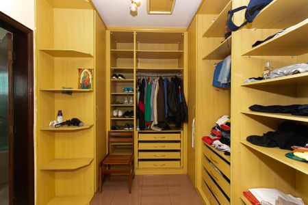 Casa à venda com 250m², 4 quartos e 5 vagas Casa à venda com 250m², 4 quartos e 5 vagasCloset da Suíte