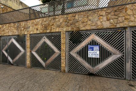 Casa à venda com 250m², 4 quartos e 5 vagas Casa à venda com 250m², 4 quartos e 5 vagasFachada