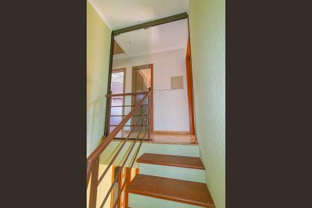 Casa de condomínio para alugar com 117m², 3 quartos e 2 vagasEscada