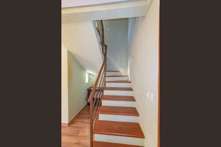 Casa de condomínio para alugar com 117m², 3 quartos e 2 vagasEscada