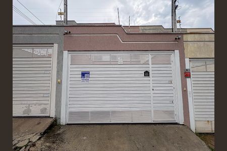 Casa à venda com 75m², 2 quartos e 2 vagasFachada