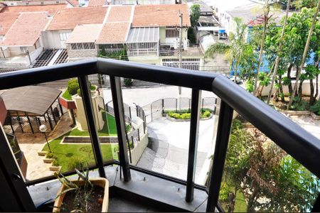 Apartamento à venda com 99m², 4 quartos e 3 vagasDetalhe - Varanda do Quarto 01 com Closet e Suíte