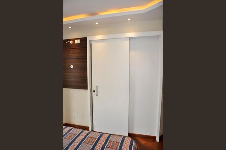 Apartamento à venda com 99m², 4 quartos e 3 vagasDetalhe - Quarto 01 com Closet e Suíte
