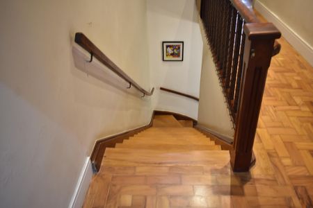 Casa à venda com 200m², 3 quartos e 2 vagasEscada