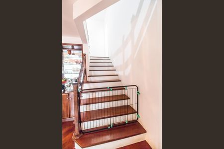 Casa de condomínio à venda com 300m², 4 quartos e 3 vagasEscada