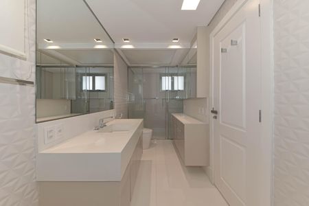 Apartamento à venda com 485m², 3 quartos e 5 vagasBanheiro da Suíte 1 - Senhora