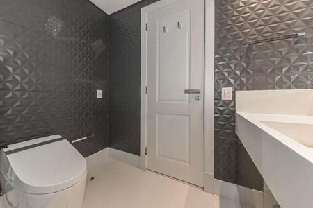 Apartamento à venda com 485m², 3 quartos e 5 vagasBanheiro da Suíte 1 - Senhor