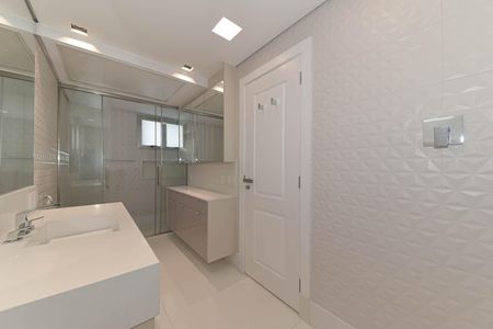 Apartamento à venda com 485m², 3 quartos e 5 vagasBanheiro da Suíte 1 - Senhora