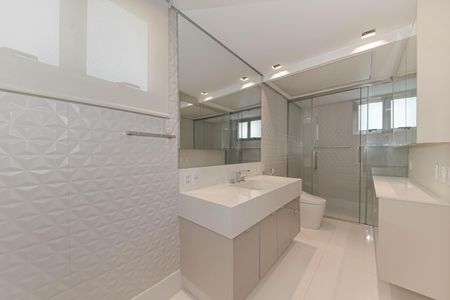 Apartamento à venda com 485m², 3 quartos e 5 vagasBanheiro da Suíte 1 - Senhora
