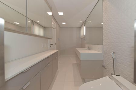 Apartamento à venda com 485m², 3 quartos e 5 vagasBanheiro da Suíte 1 - Senhora