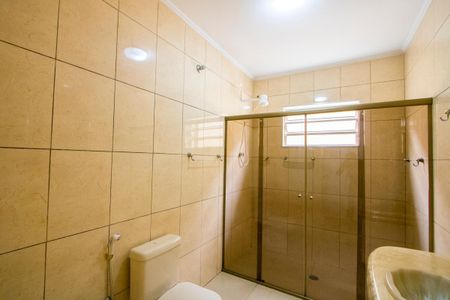 Casa à venda com 154m², 2 quartos e 3 vagasBanheiro do quarto 1