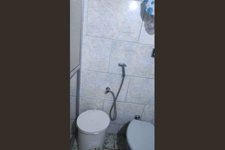 Banheiro de casa de condomínio para alugar com 3 quartos, 137m² em Taquara, Rio de Janeiro