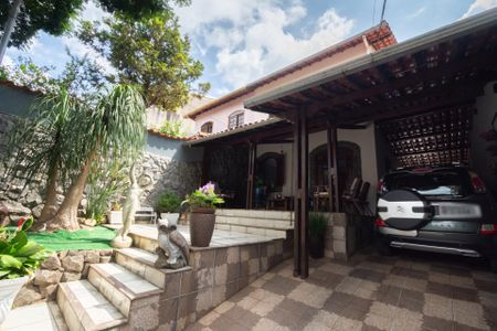 Casa à venda com 225m², 3 quartos e 4 vagasGaragem e Jardim