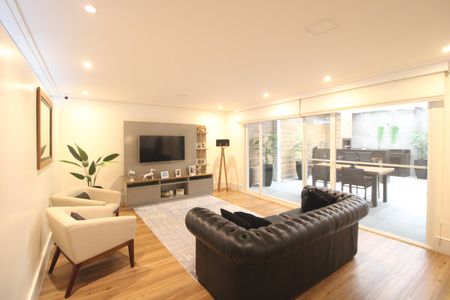 Sala de casa de condomínio à venda com 4 quartos, 215m² em Interlagos, São Paulo