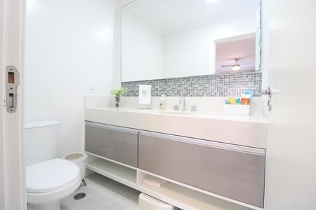 Banheiro da suíte 1 de casa de condomínio à venda com 4 quartos, 215m² em Interlagos, São Paulo